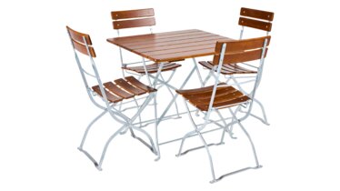 Das Bild zeigt ein Gartenmöbel Set bestehend aus einem quadratischen Tisch und vier Gartenstühlen. Die Stühle wurden um den Tisch herum aufgestellt.