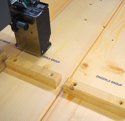 Ink-Druck wird an einer Bierzeltgarntiur aufgetragen.