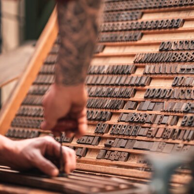 Der Schriftzug für den Einbrand wird vorbereitet.