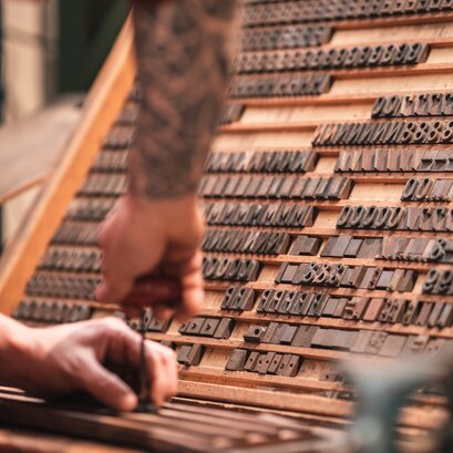 Der Schriftzug für den Einbrand wird vorbereitet.