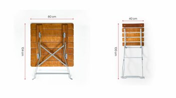 Auf dem Foto sieht man einen zusammengeklappten quadratischen Gartentisch, sowie einen zusammengeklappten Gartenstuhl. Neben dem Tisch und dem Stuhl stehen jeweils die Maße im zusammengeklappten Zustand.