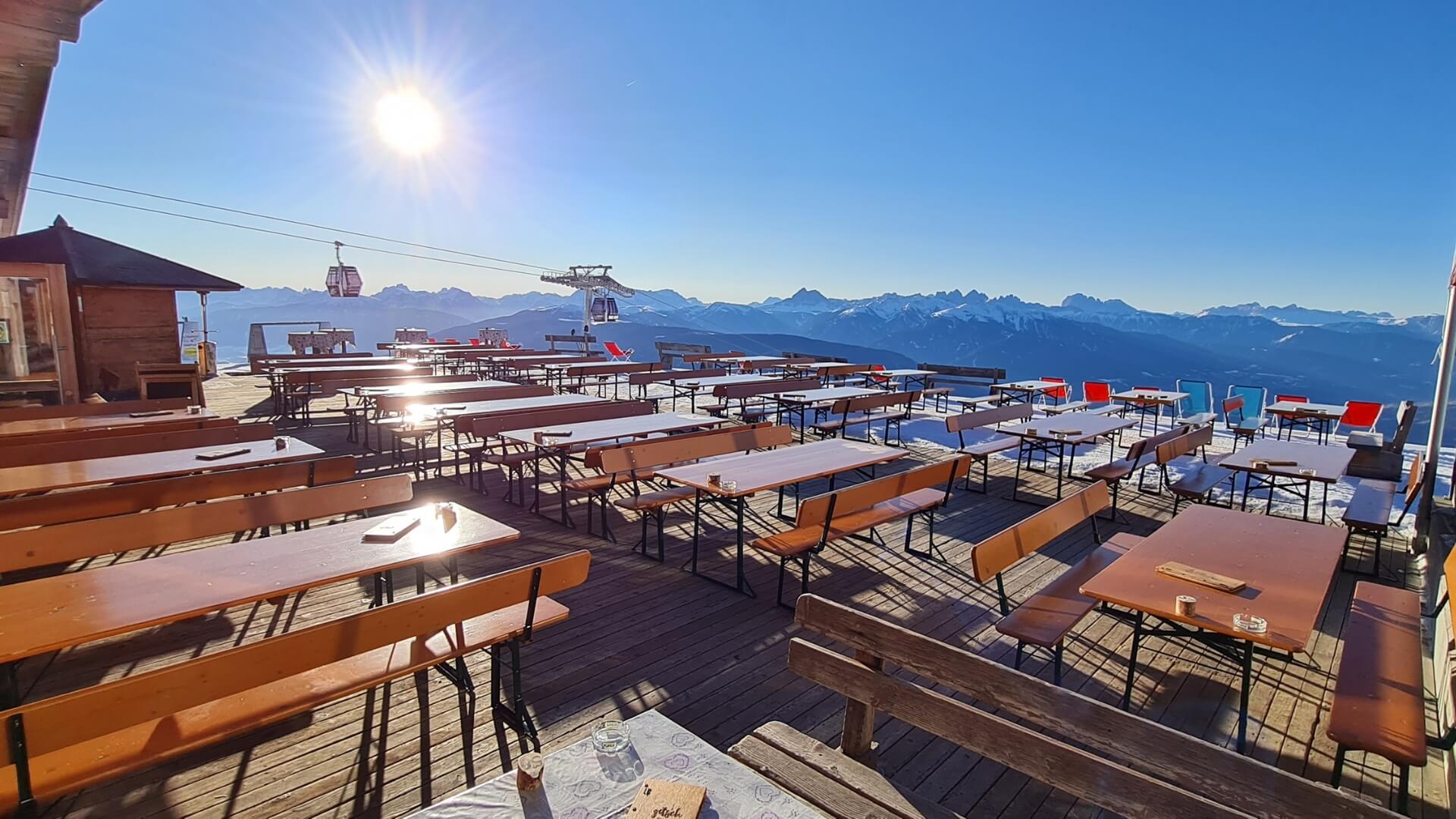 Auf der Terrasse der Gitschhütte kann man auf der breiten Bierzeltgarnitur mit Lehne den Panoramaausblick genießen.