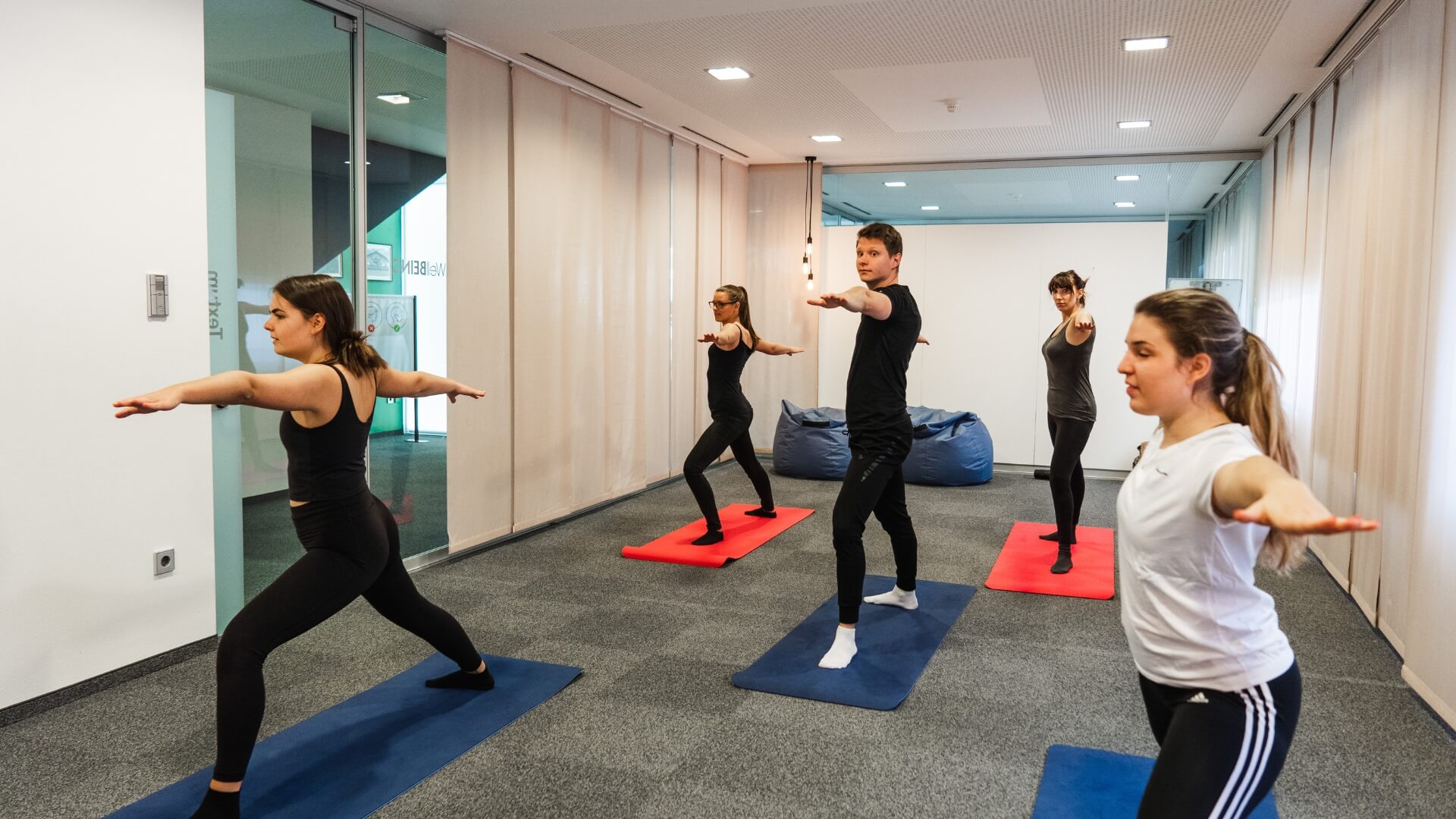 Unser Team hat die Möglichkeit Yoga auszuüben.