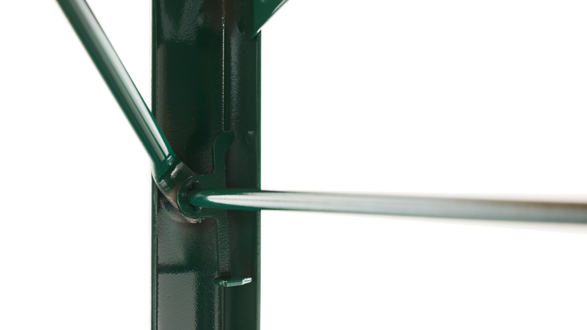 Grünes Untergestell der Bierzeltgarnitur mit Fokus auf den Bügelraster, der für Stabilität des Bügels beim Anheben der Garnitur  im geschlossenen Zustand sorgt.