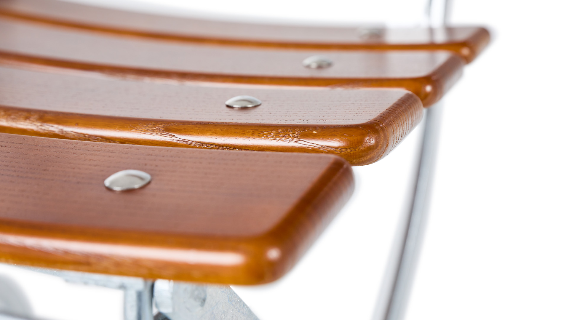 The wooden slats are always rounded in the beer garden chair.