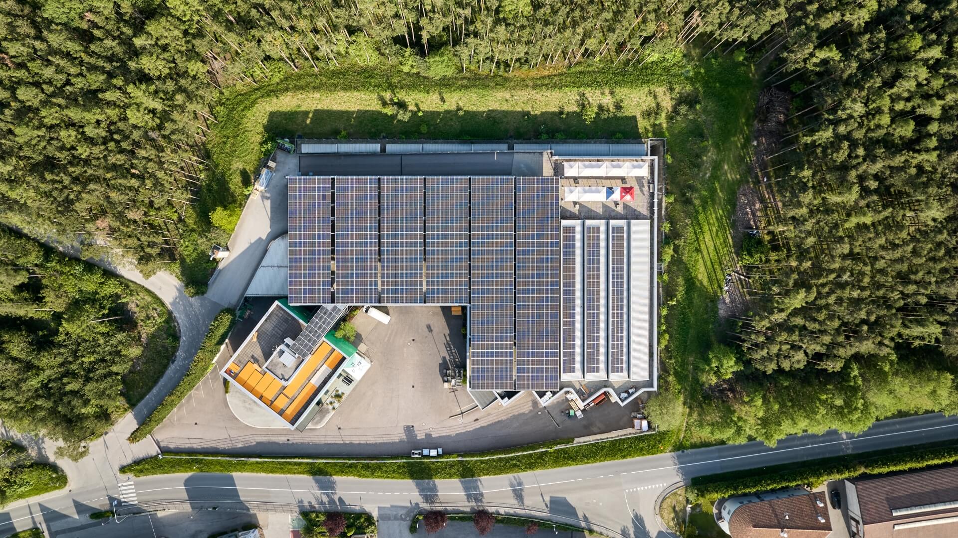 Man sieht den Headquarter in Italien von oben mit seiner Photovoltaikanlage .