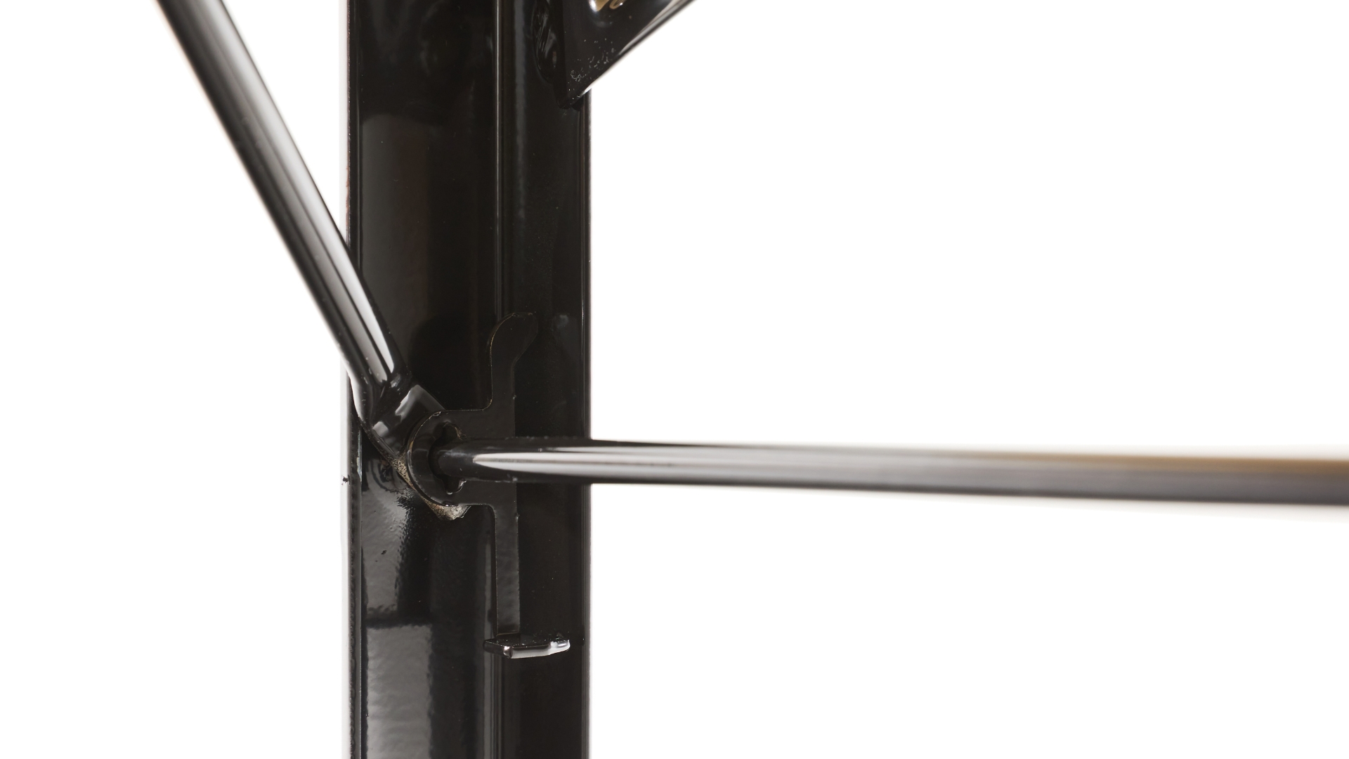 Schwarzes Untergestell der Bierzeltgarnitur mit Fokus auf den Bügelraster, der für Stabilität des Bügels beim Anheben der Garnitur  im geschlossenen Zustand sorgt.