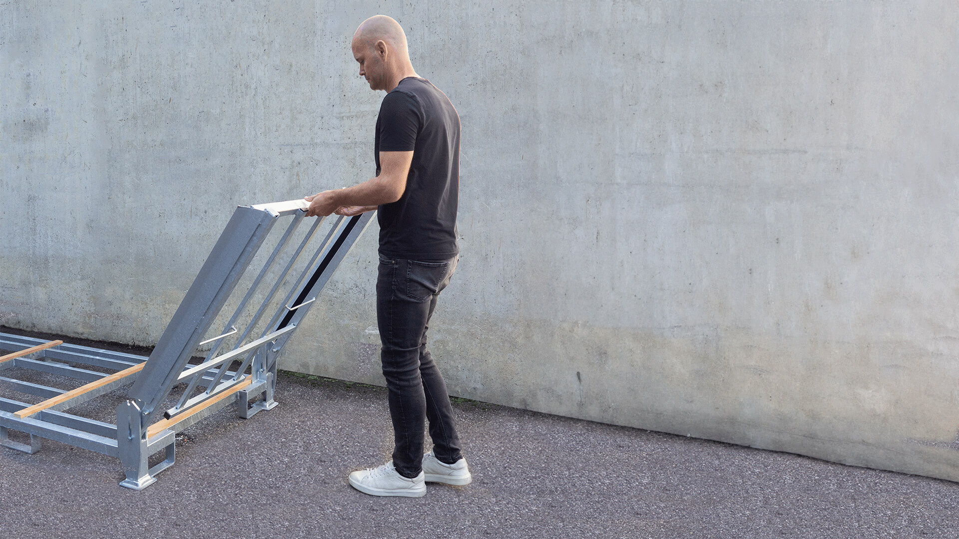 Seitenteile der Transportbox | 15er Set Ein Mann öffnet die Seitenteile der Transportbox.