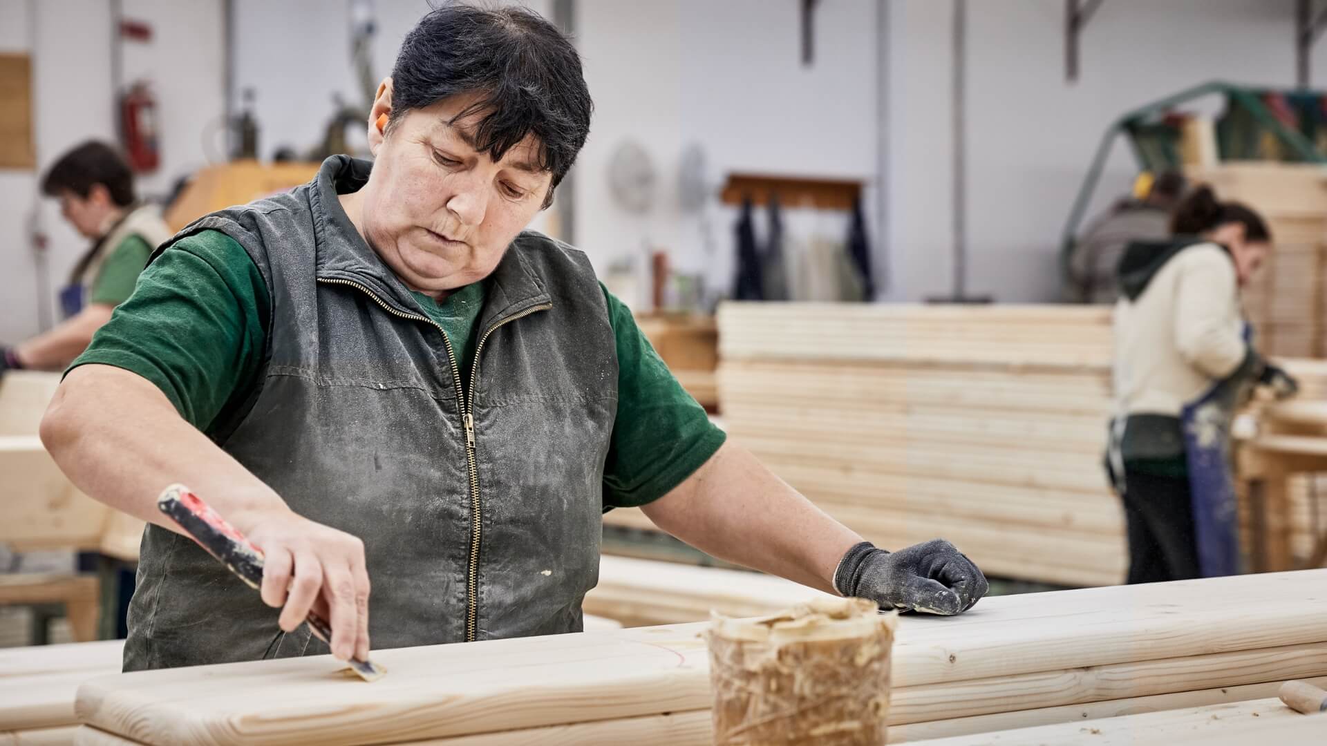 Das Holz wird im Holzwerk in Rumänien zugeschnitten.