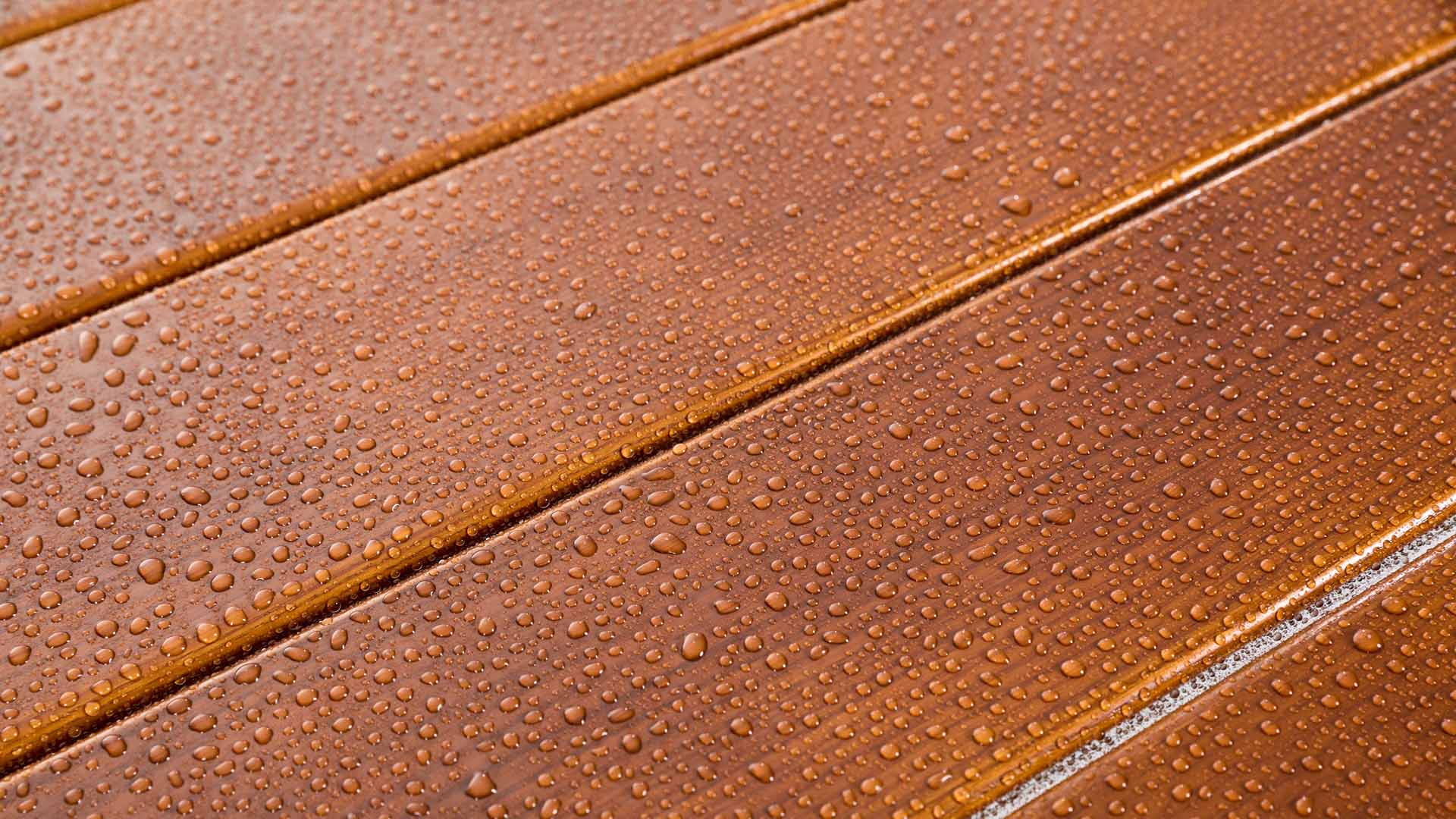 Our special, food-safe 2K synthetic resin varnish (2-times glazed) protects the carefully selected ash wood of our beer garden tables and chairs from wind and weather and guarantees that they will withstand intensive use for a long time.