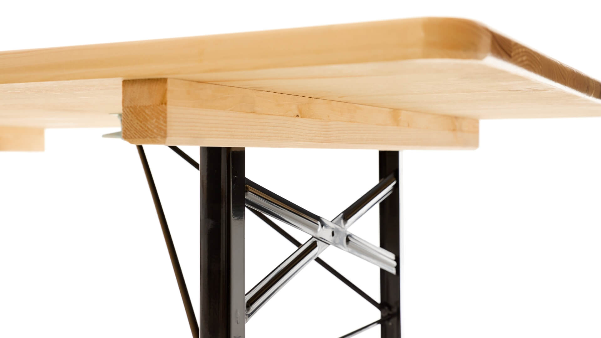 The stacking ledges of the wide beer garden table set protect the set during stacking, transportation and disassembly.