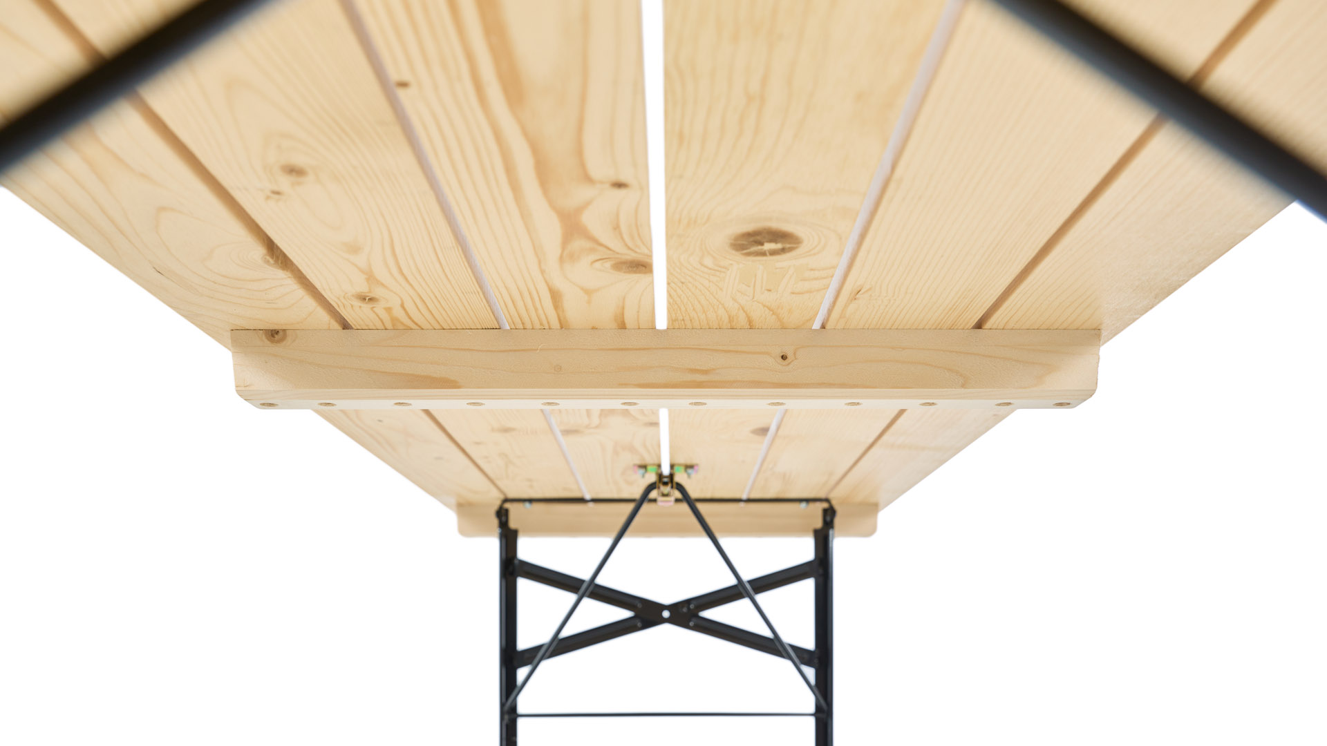Die Designgarnitur SitDown besitzt ein drittes Stapelholz, sodass die Garnitur beim Stapeln, Transportieren und Auseinandernehmen nicht zerkratzt werden und länger schön bleiben.