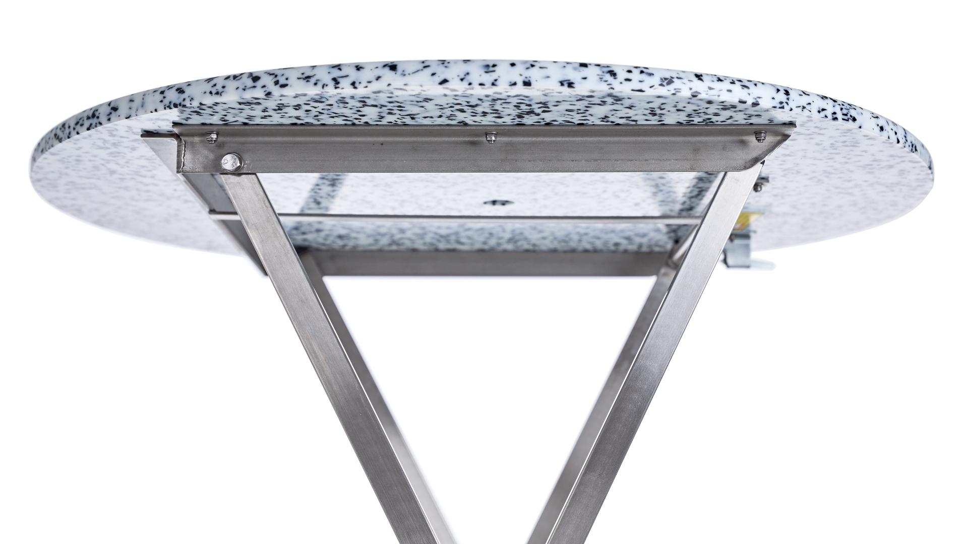 Klappbarer, runder Stehtisch "Unkaputtbar" aus Edelstahl mit weiß marmorierter PE-500-Kunststoff-Tischplatte.