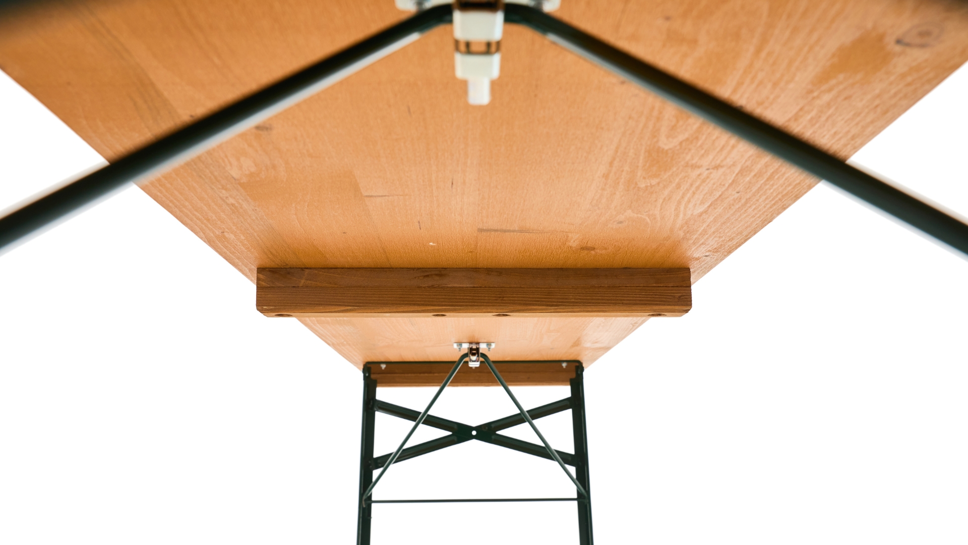 Ansicht der Biertischgarnitur von unten mit dem hervorgehobenen dritten Stapelholz. Es vermeidet ein Zerkratzen der Garnitur beim Stapeln.