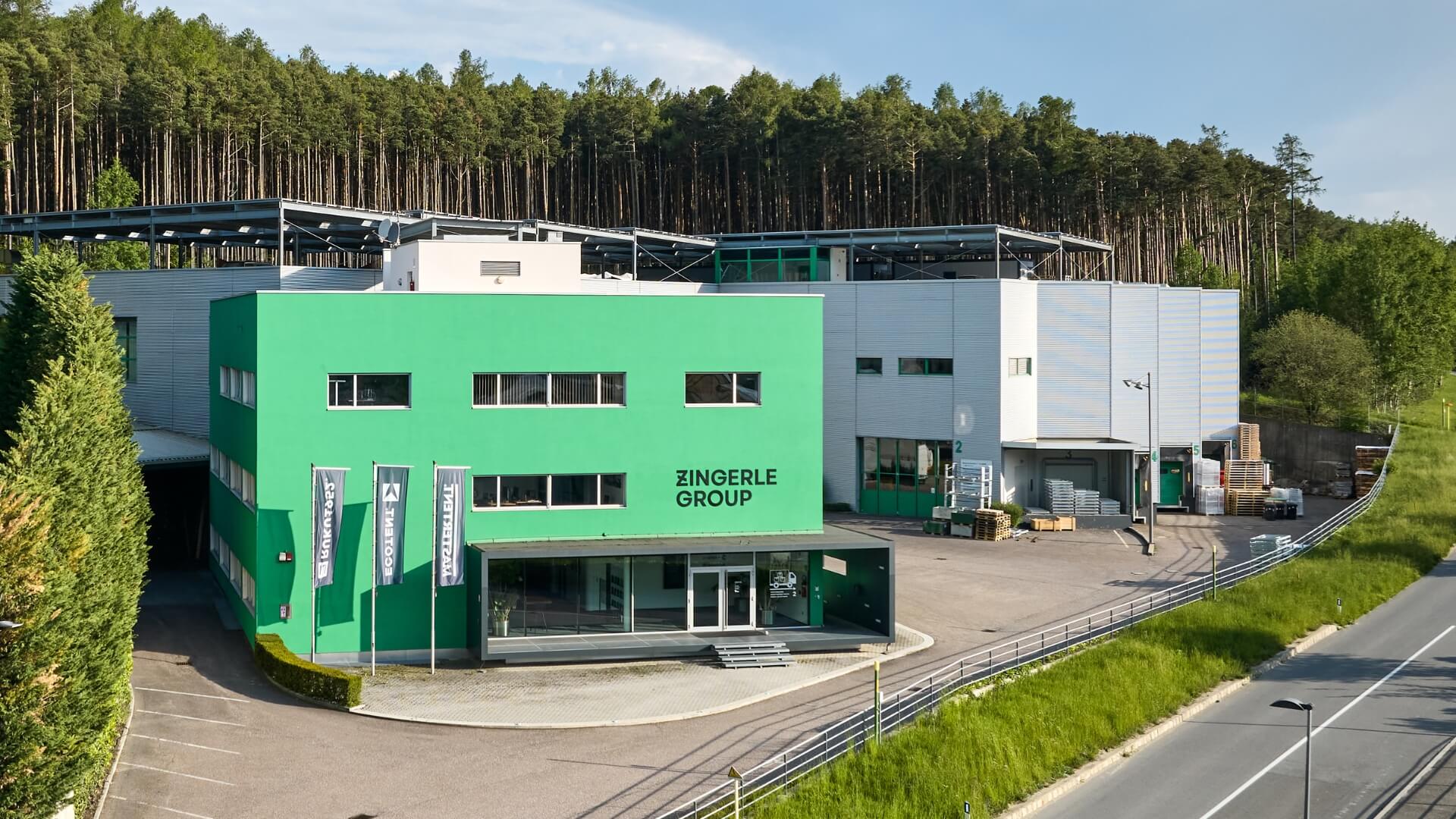 Der Headquarter in Italien besteht aus einer Produktionshalle und einem Bürogebäude.