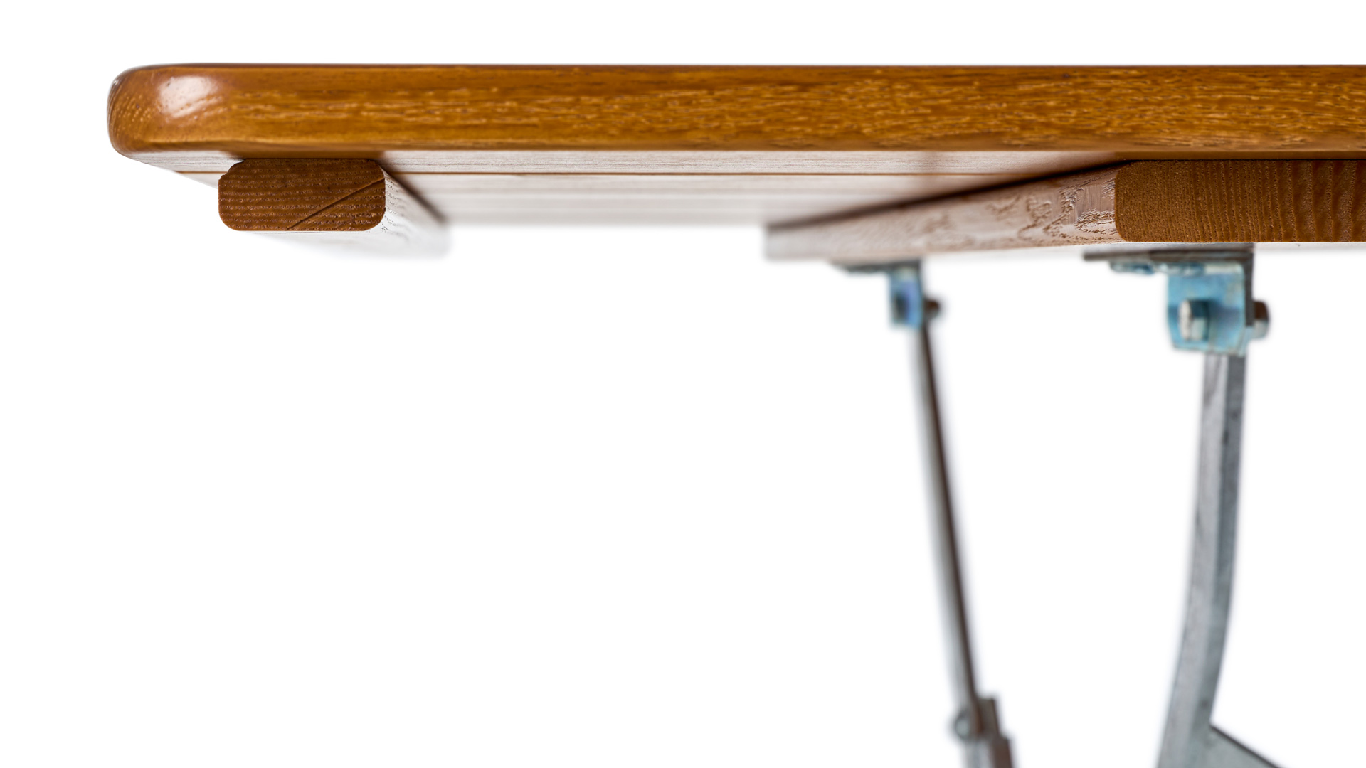 The stacking bar of the rectangular beer garden table in detail.