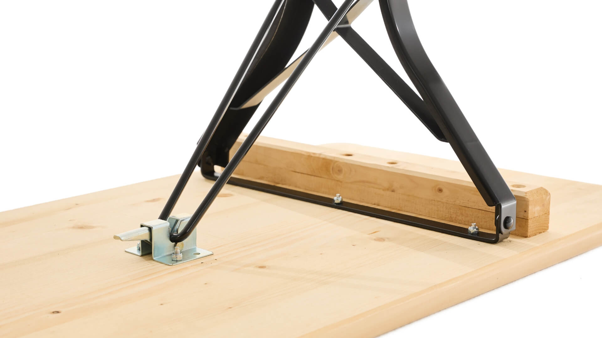 Folding furniture lock for the stability of the undercarriage