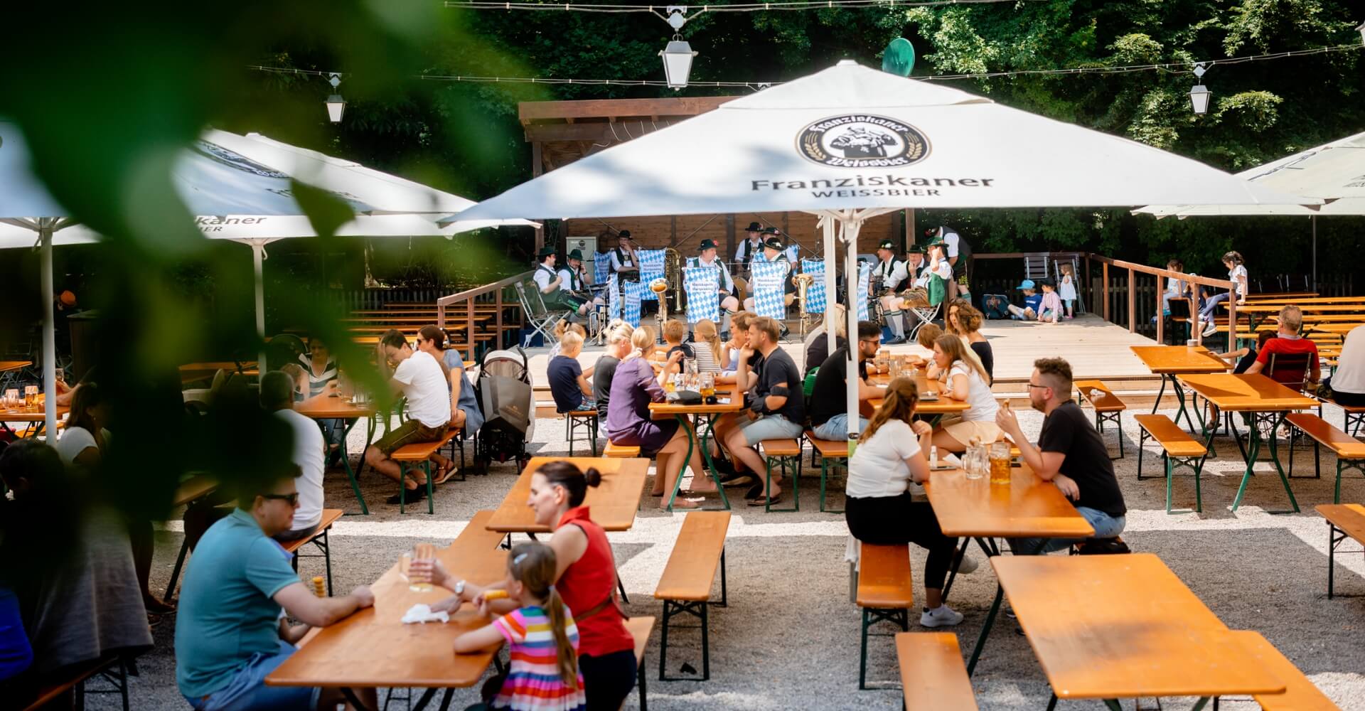 Beer garden table sets with legroom are assembled in beer garden Hirschau.