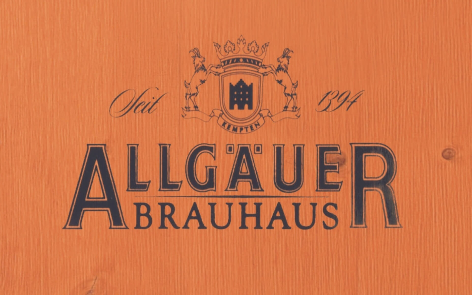 Das Werbelogo vom "Allgäuer Brauhaus" wurde auf der Plattenoberseite der Bierzeltgarnitur von RUKU1952 mittels Siebdruck aufgedruckt.