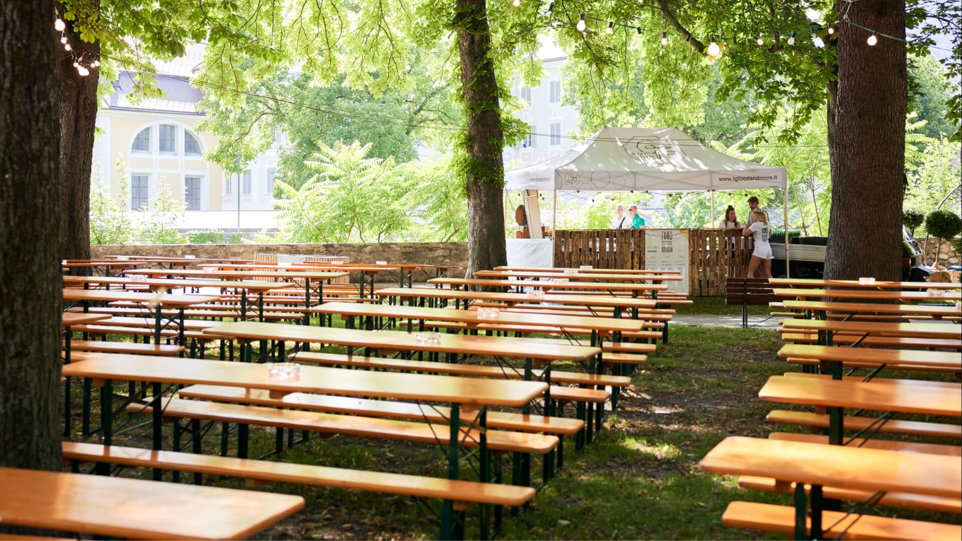 At the Street Food Festival, many classic beer garden table sets were set up in the green.