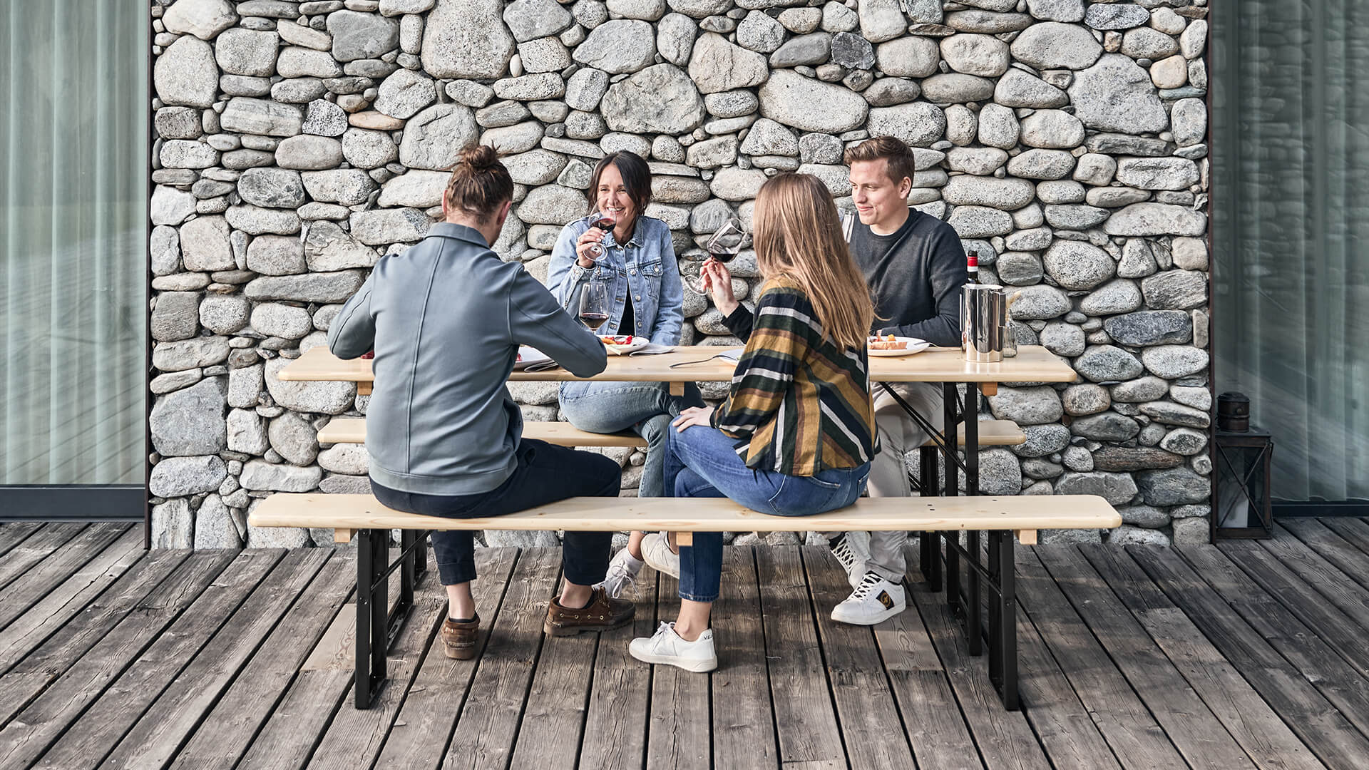 4 people enjoy your meal on a classic beer garden table set in nature. 