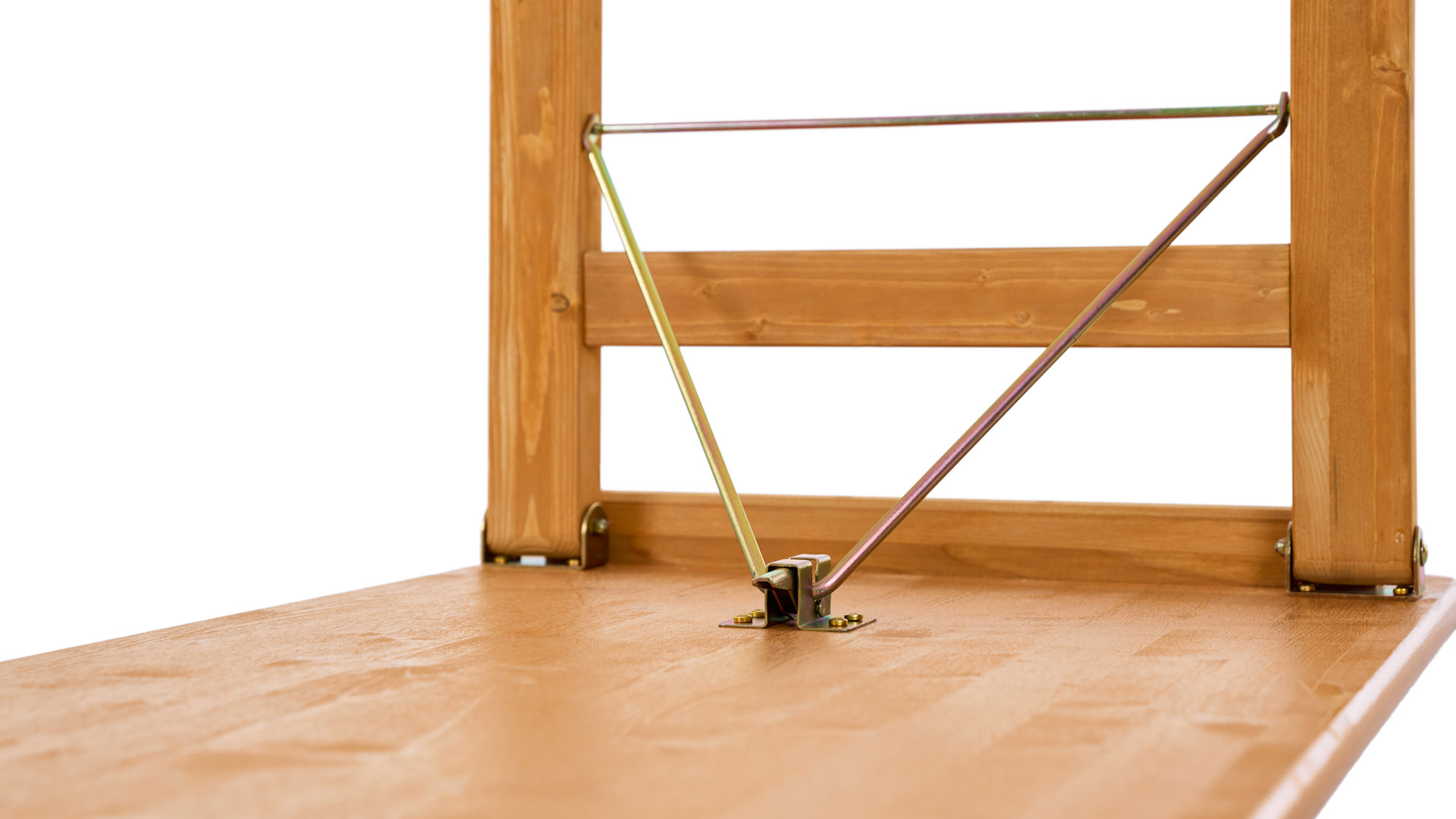 When assembling the Rustica design set, the base frame is engaged in the folding furniture lock.