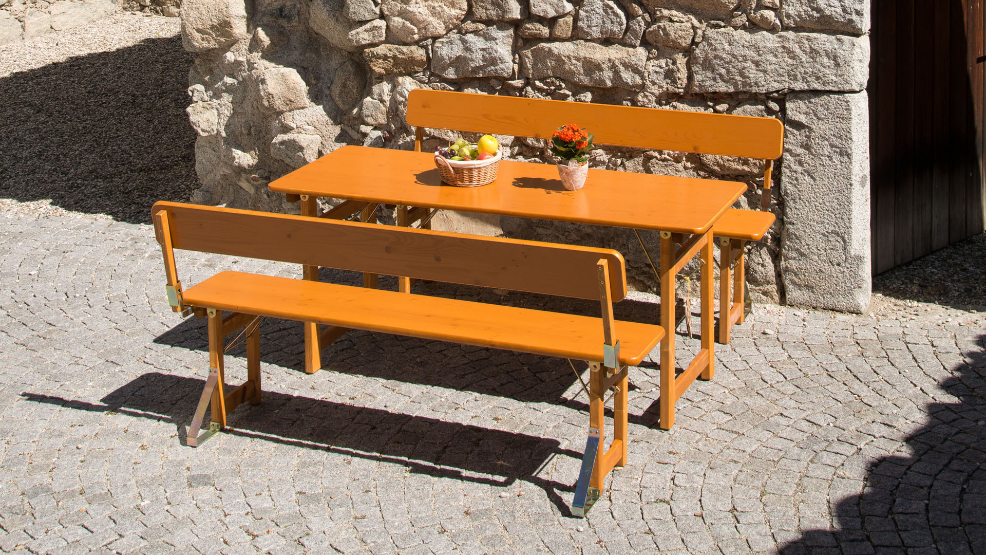 Design set Rustica with backrest is ideal for outdoor use.