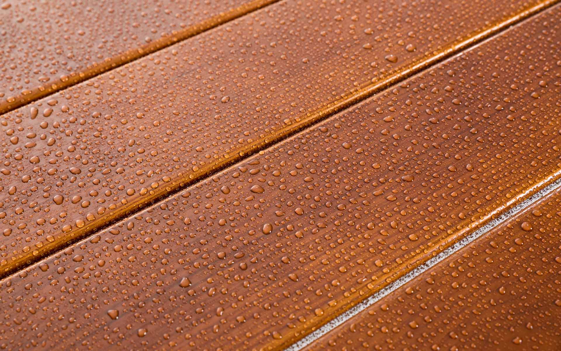 Our special, food-safe 2K synthetic resin varnish (2-times glazed) protects the carefully selected ash wood of our beer garden tables and chairs from wind and weather and guarantees that they will withstand intensive use for a long time.