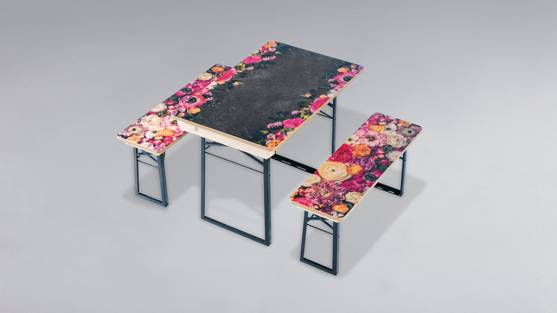 The small beer garden table set was printed with flowers by means of digital printing.