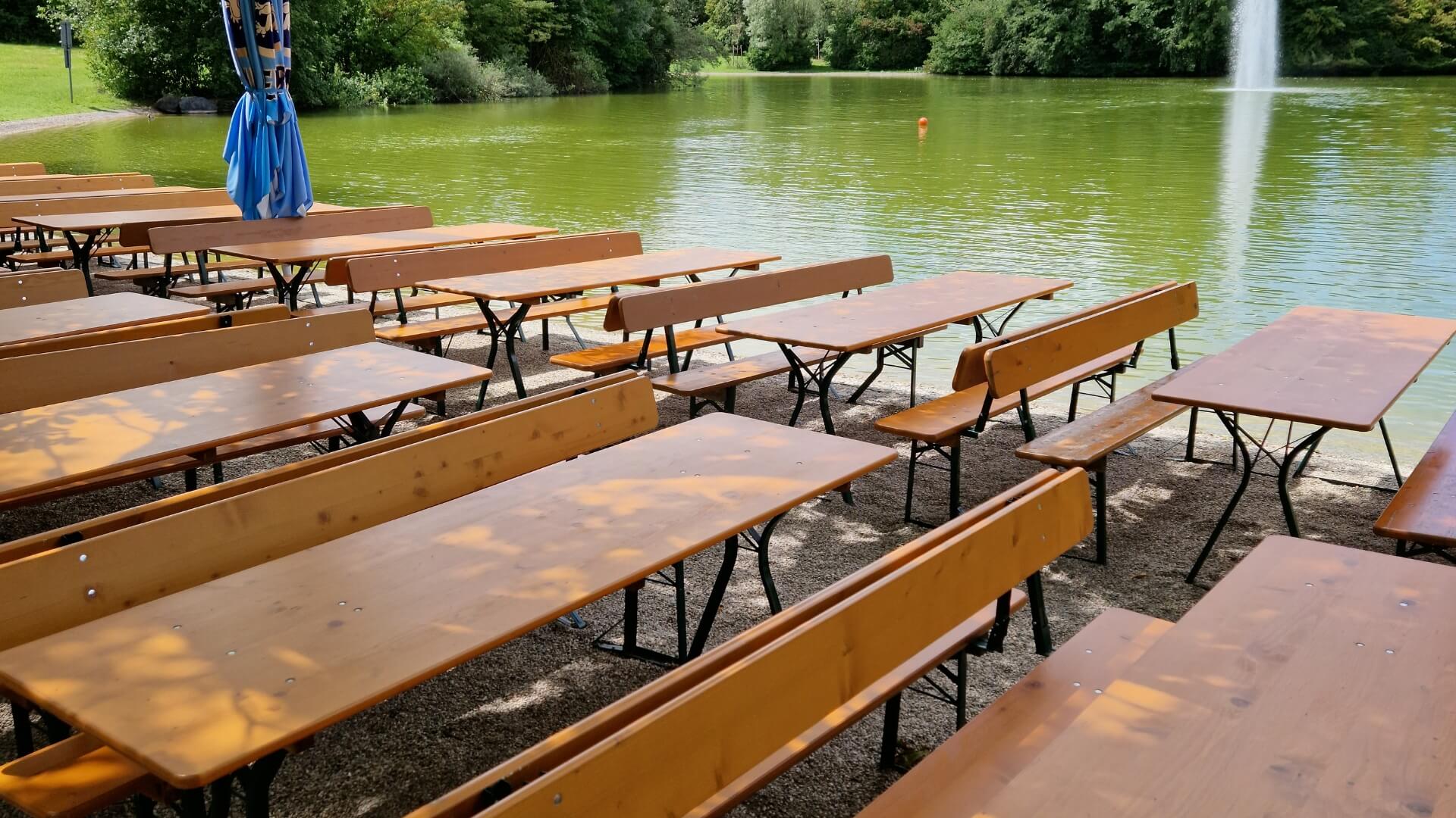 Im Michaeligarten stehen eine Menge Bierzeltgarnituren mit Beinfreiheit.