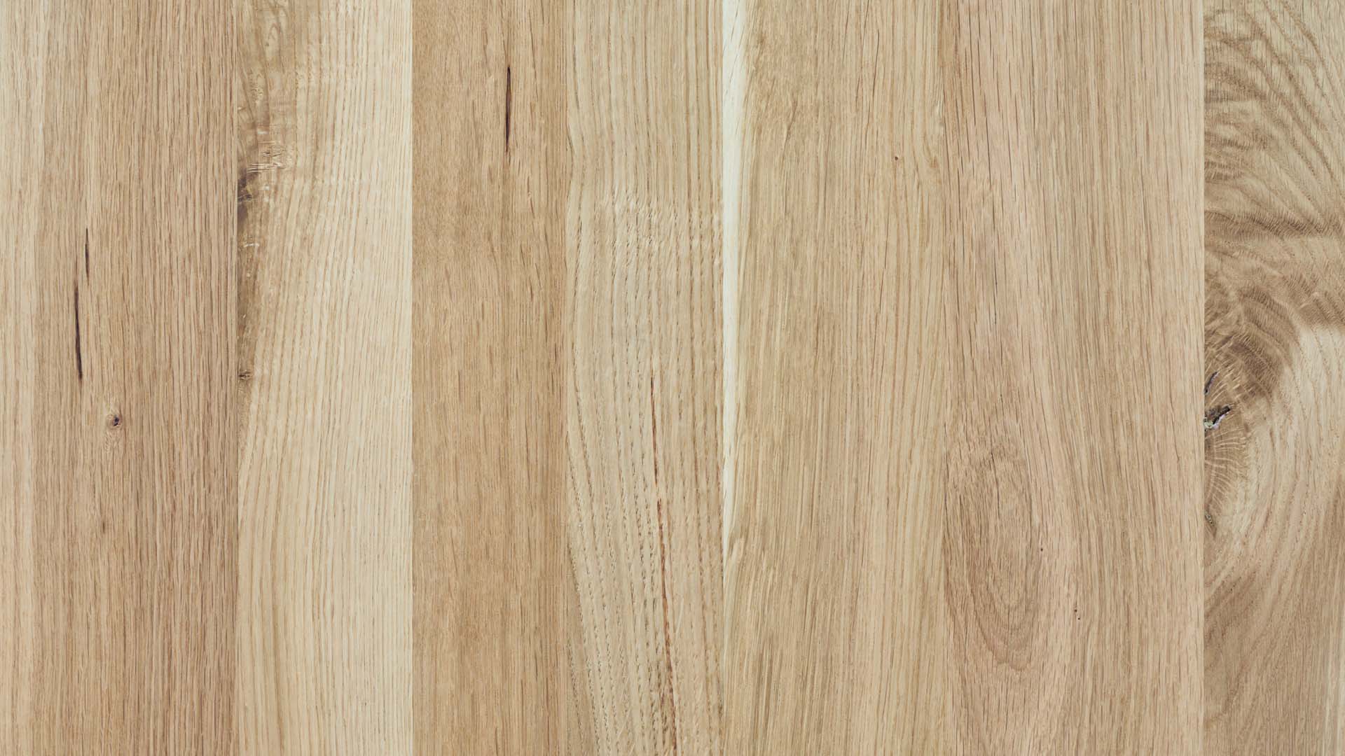 The wooden plate of the design set Lago in oak.