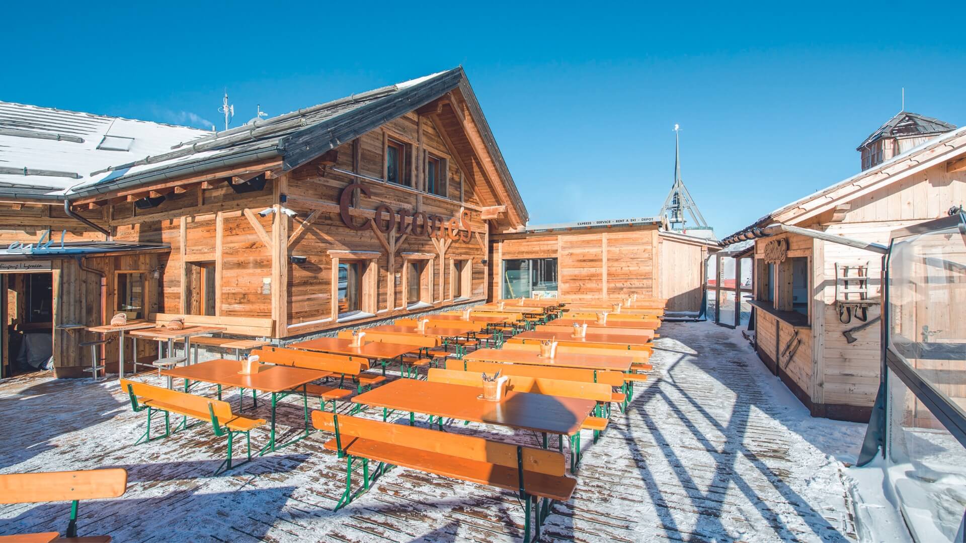 In winter, wide beer garden table sets with backrests were set up in front of the hut.