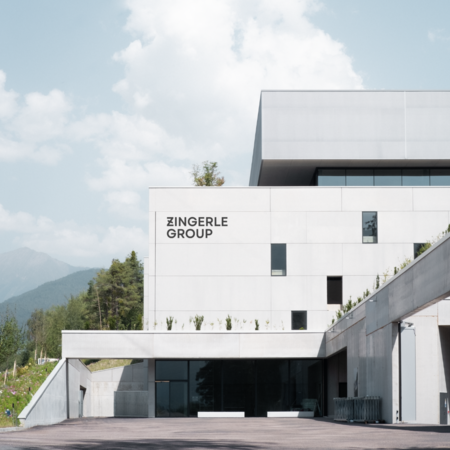 Der Headquarter in Italien besteht aus einer Produktionshalle und einem Bürogebäude.