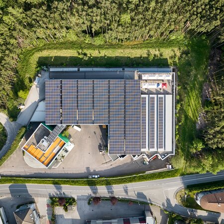 Man sieht den Headquarter in Italien von oben mit seiner Photovoltaikanlage .