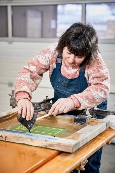 The logo is applied using screen printing.