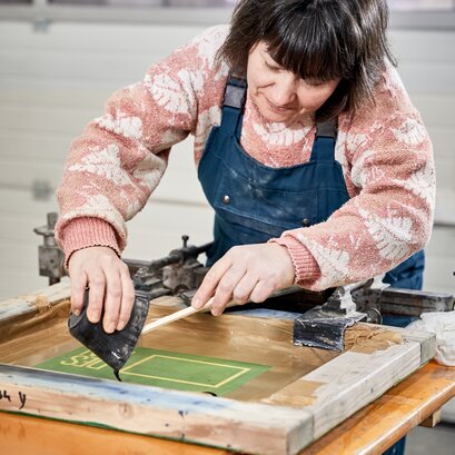 Mittels Siebdruck wird das Logo angebracht.
