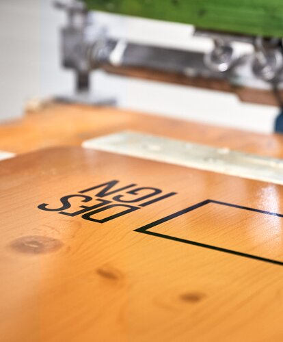 By means of screen printing the logo is applied.