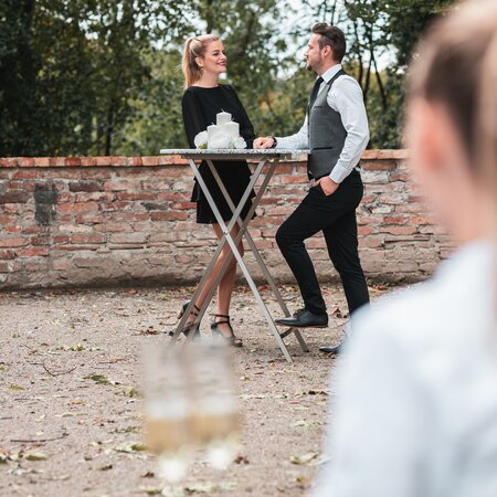 Der Stehtisch wird als Bistrotisch in einem Restaurant-Garten genutzt.