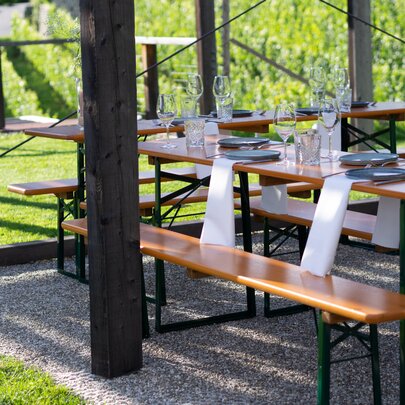 Unsere klassische Bierzeltgarnitur wurde für eine Hochzeit liebevoll in Weiß- und Blautönen dekoriert.