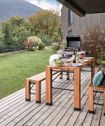 Die Designgarnitur Lago wurde auf eine privaten Terrasse aufgestellt und dekoriert.