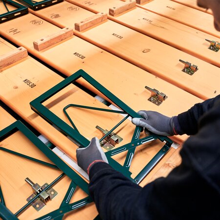 Das Untergestell wird auf die Bierzeltgarnitur angebracht.