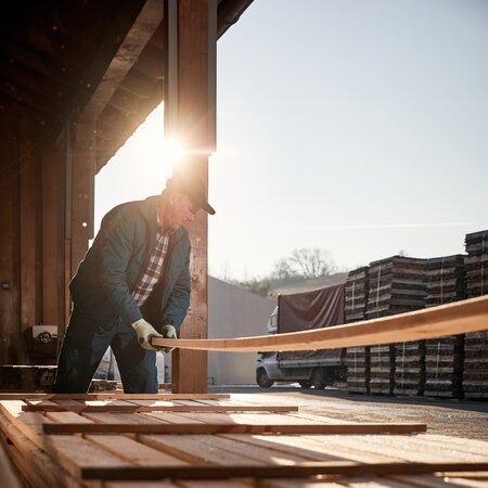 Das Holz der Bierzeltgarnitur kommt aus Rumänien und kommt dort in ein Holzwerk.
