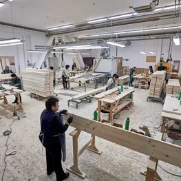 In Rumänien arbeiten viele Arbeiter an der Herstellung der Bierzeltgarnitur.