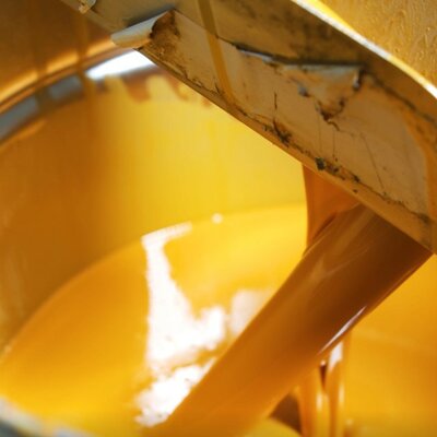 Die Bierzeltgarnitur wird in der Farbe Kiefer lackiert.