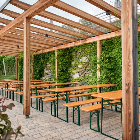 Klassische Bierzeltgarnituren wurden auf der Terrasse von Guggerhof aufgestellt.
