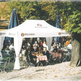 Auf dem Bild sieht man das erste Faltzelt, das Mastertent 1993 für die Firma Paulaner hergestellt hat.