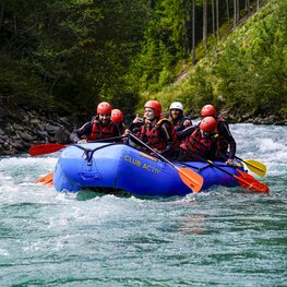 Zingerle Group outing The image shows employees of the Zingerle Group on a joint rafting trip.