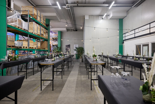 Das Bild zeigt die Produktionshalle von Zingerle Group, in welcher im Rahmen des Wohltätigkeitsevents "Kultur in der Fabrik" Stehtische "Stand Up" aufgestellt wurden. Die Tische wurden feierlich dekoriert und in Szene gesetzt.