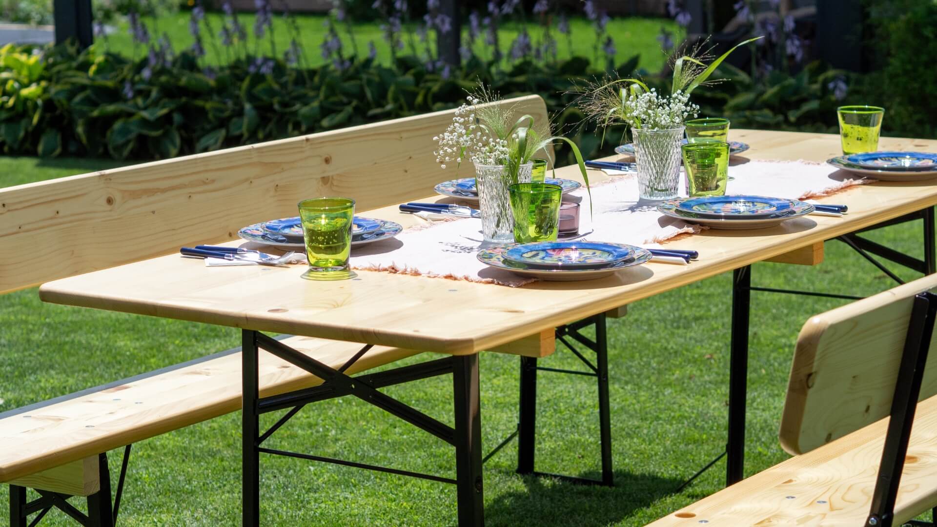 Die breite Bierzeltgarnitur in Natur wurde für ein Essen im Garten liebevoll dekoriert.