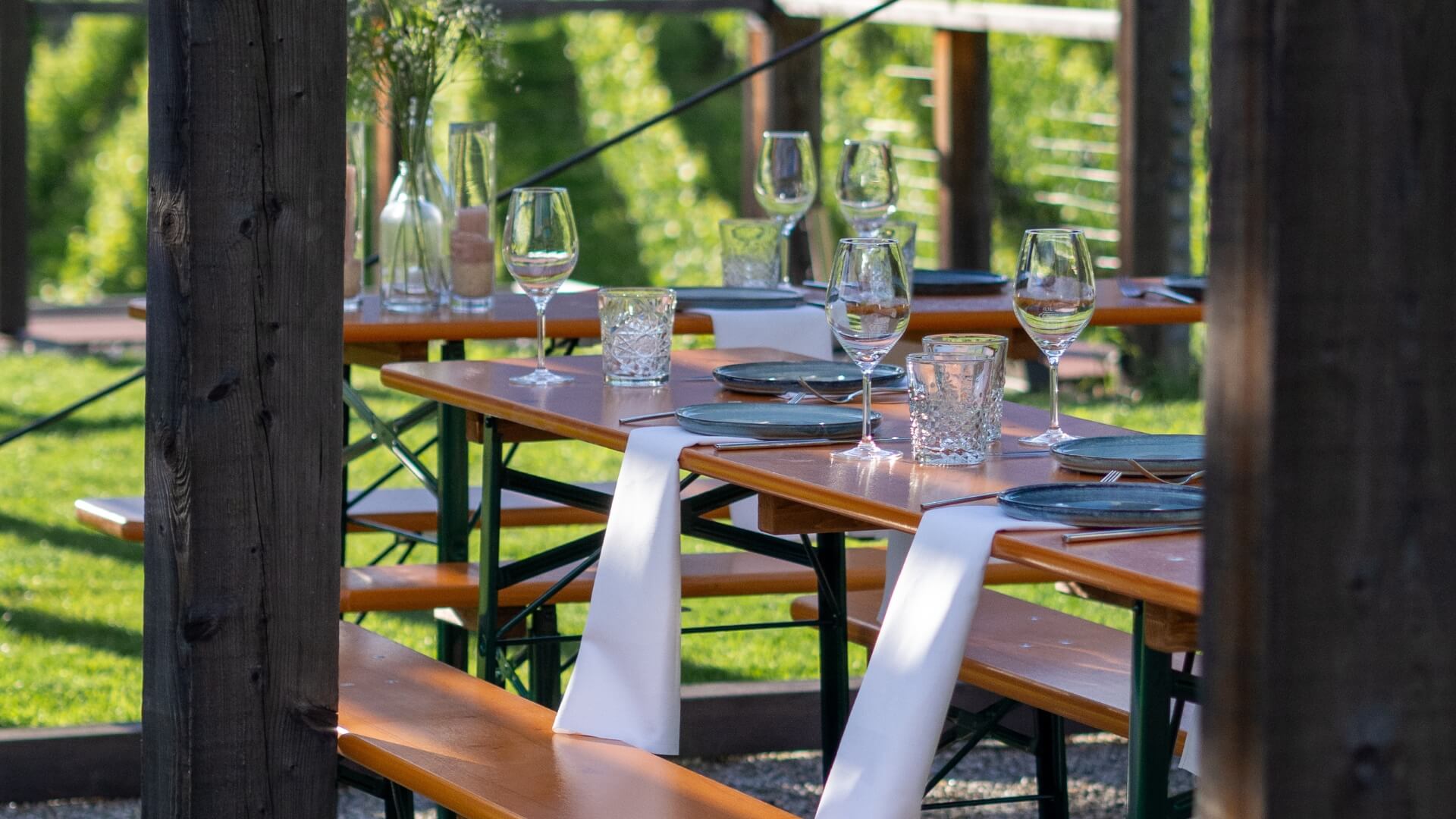 Unsere klassische Bierzeltgarnitur wurde für eine Hochzeit liebevoll in Weiß- und Blautönen dekoriert.